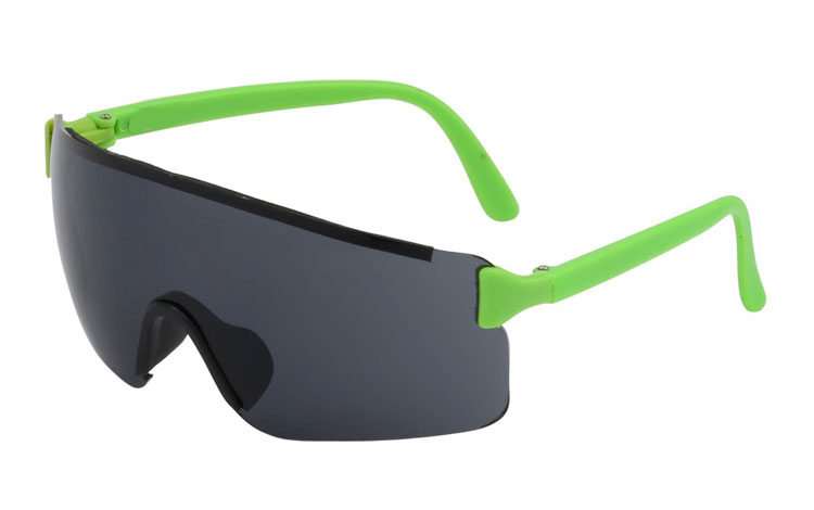 Retro skibrille. Oversize design i sort med grønne stænger. Lækker retrostil til sommerens festival | oversize_store_solbriller