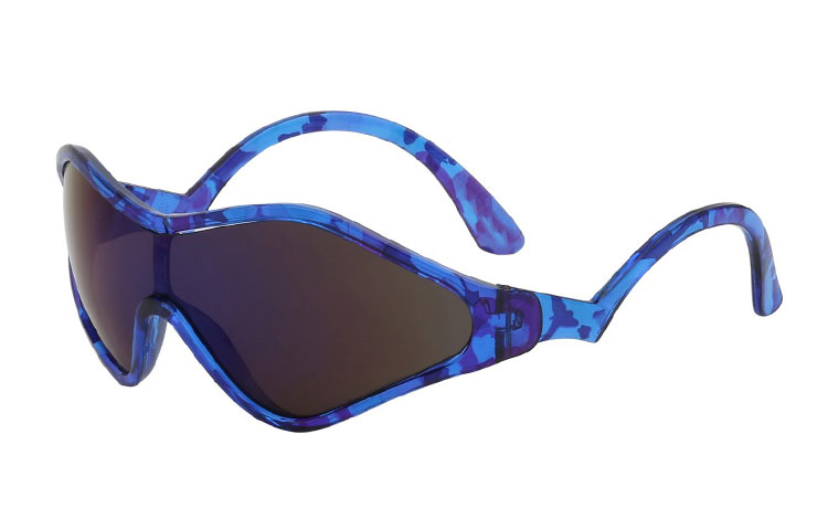 Retro skibrille i vilde retro farver. Blåt farvemix design med mørke glas med let spejl. Stængerne har et specielt design, men sidder virkelig behagelig på ansigtet og tætner godt til i siderne mod solen. | oversize_store_solbriller