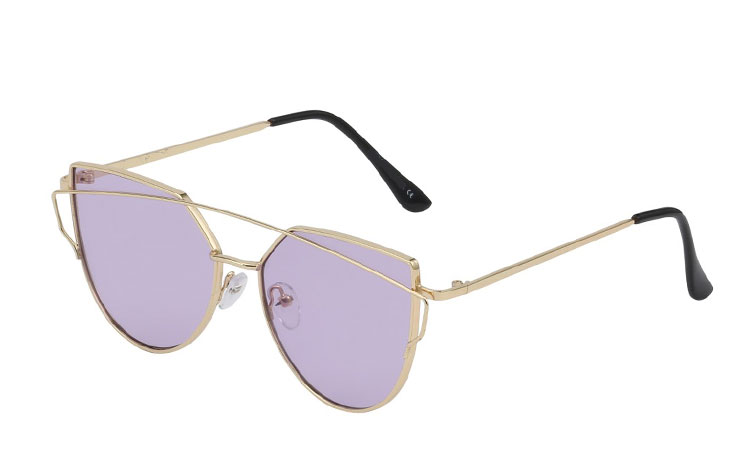 Fræk guldsolbrille i cateye look med lyslilla linser. Virkelig flot design med smukke stel detaljer. | festival-solbriller