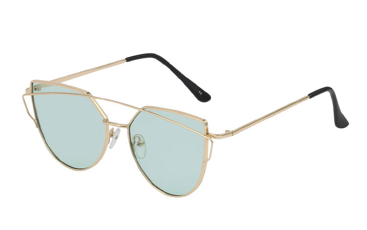 Fræk guldsolbrille i cateye look med lysegrønne linser. Virkelig flot design med smukke stel detaljer.  | billige-solbrille-nyheder