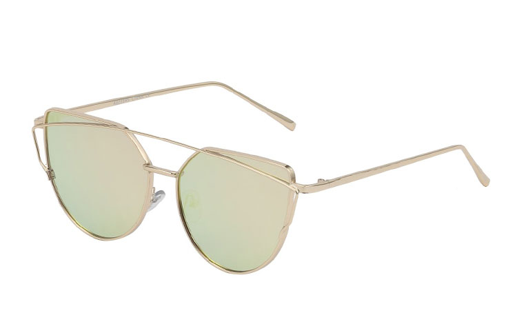 Fræk solbrille i guldfarvet metal stel i cateye look. Smukt design med flotte stel detaljer. Glassene er i changerende fersken/lyserød spejl. | billige-solbrille-nyheder