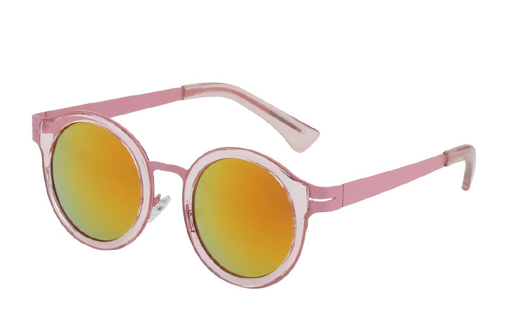 Flot pastelfarvet solbrille i lyserød. Solbrillen har et spændende design med gennemsigtig plastik og lyserød metal. Moderigtig design og perfekt til sommeren og sommerens mange festivaller.  | billige-solbrille-nyheder
