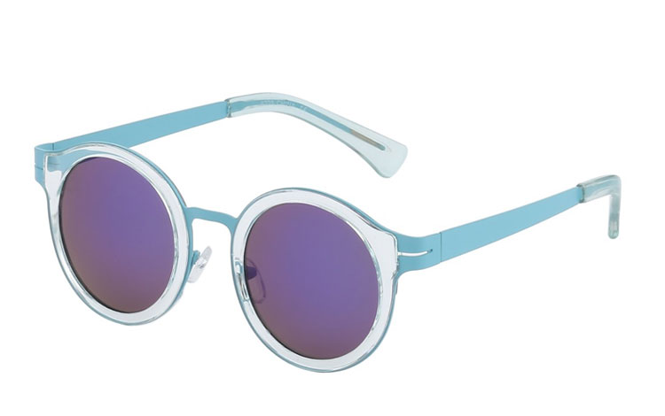 Flot pastelfarvet solbrille i lysblå. Solbrillen er i et spændende design med gennemsigtig plastik og lysblå metal med spejlglas i blå-lilla nuancer. Moderigtig design og perfekt til sommeren og sommerens mange festivaller.  | festival-solbriller