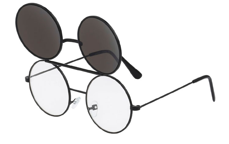 Sort rund metal brille med klart glas uden styrke med flip up solbrille i blålige changerende spejlglas. | festival-solbriller-2
