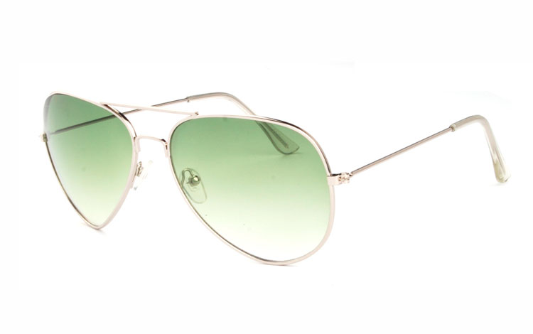 Aviator / pilot solbrille i sølvfarvet stel med grønne glas. Glassets grønne farve bliver svagere i farven, oppefra og ned. | 