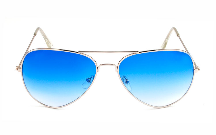 Aviator / pilot solbrille i sølvfavet metal stel med blå glas. Glassets blå farve bliver svagere i farven, oppefra og ned. | -2