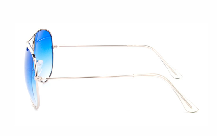 Aviator / pilot solbrille i sÃ¸lvfavet metal stel med blÃ¥ glas. Glassets blÃ¥ farve bliver svagere i farven, oppefra og ned. | sjove_udklaednings_briller-3