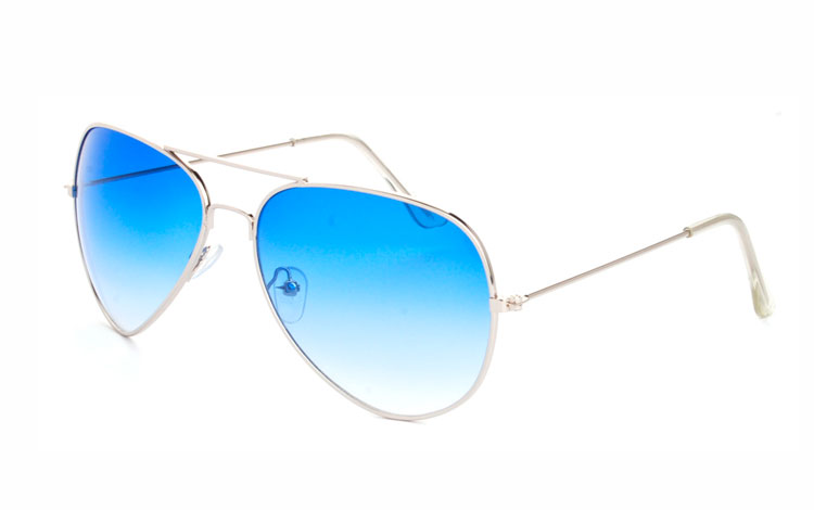 Aviator / pilot solbrille i sølvfavet metal stel med blå glas. Glassets blå farve bliver svagere i farven, oppefra og ned. | 