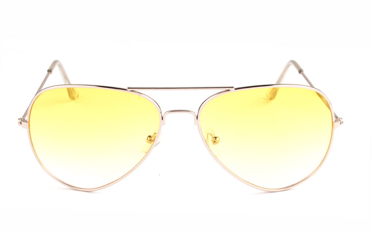 Aviator / pilot solbrille i sølvfarvet metal stel med gule glas. Den gule farve bliver svagere i farven, oppefra og ned. | populaere_solbriller-2