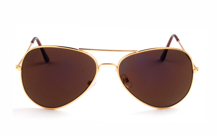 Klassik pilot / aviator solbrille i guldfarvet stel med grå-brune glas. Solbrillen med det kendte dråbe formede design. En bedstsælger år efter år. | populaere_solbriller-2