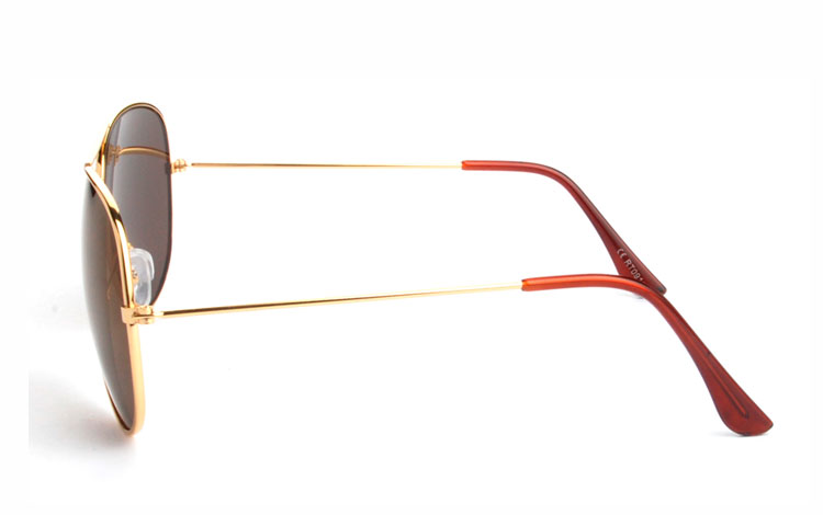 Klassik pilot / aviator solbrille i guldfarvet stel med grå-brune glas. Solbrillen med det kendte dråbe formede design. En bedstsælger år efter år. | populaere_solbriller-3