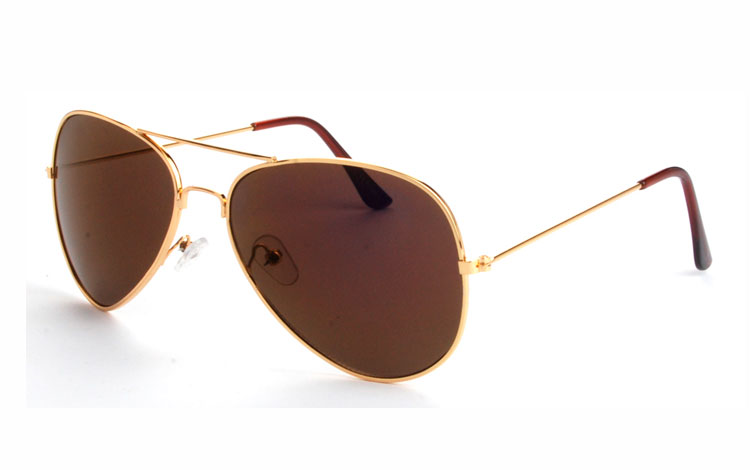 Klassik pilot / aviator solbrille i guldfarvet stel med grå-brune glas. Solbrillen med det kendte dråbe formede design. En bedstsælger år efter år. | populaere_solbriller