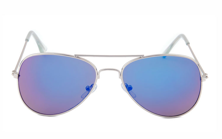 BÃ˜RNE aviator solbrille i sÃ¸lvfarvet metalstel med multifarvet spejlglas i blÃ¥-grÃ¸nne nuancer. | boerne_solbriller-2