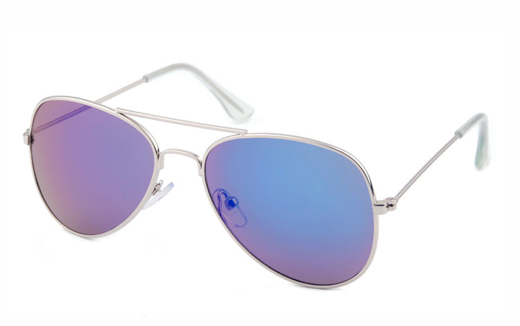 BÃ˜RNE aviator solbrille i sÃ¸lvfarvet metalstel med multifarvet spejlglas i blÃ¥-grÃ¸nne nuancer. | boerne_solbriller
