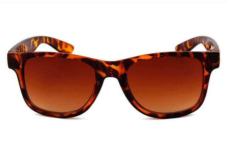 Wayfarer solbrille til BÃ˜RN. Enkelt design i flot skilpadde / leopard brunt design med lysbrune glas. UV400 beskyttelse. | wayfarer_solbriller-2