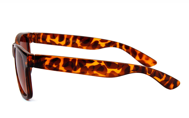 Wayfarer solbrille til BÃ˜RN. Enkelt design i flot skilpadde / leopard brunt design med lysbrune glas. UV400 beskyttelse. | wayfarer_solbriller-3