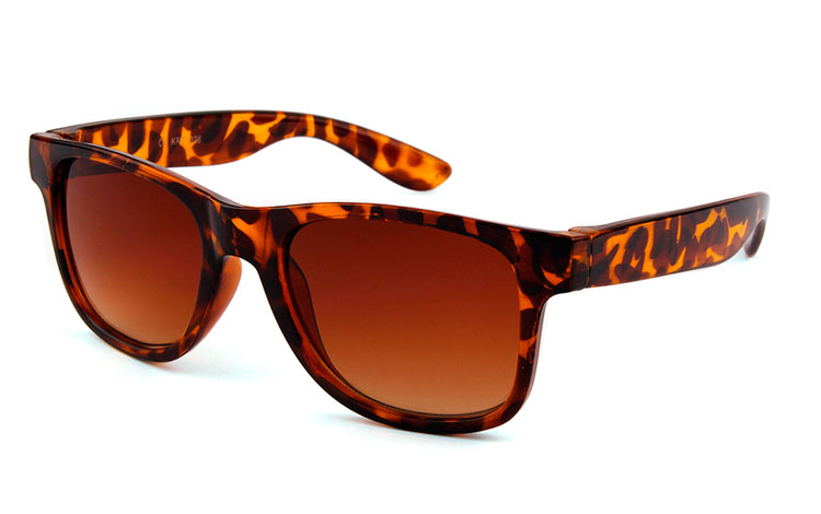 Wayfarer solbrille til BÃ˜RN. Enkelt design i flot skilpadde / leopard brunt design med lysbrune glas. UV400 beskyttelse. | wayfarer_solbriller