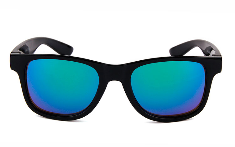 Wayfarer solbrille til BØRN. Enkelt sort design med multifarvet spejlglas i blå-grønne nuancer. UV400 beskyttelse.  | wayfarer_solbriller-2
