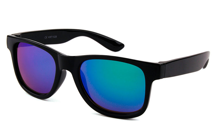 Wayfarer solbrille til BØRN. Enkelt sort design med multifarvet spejlglas i blå-grønne nuancer. UV400 beskyttelse.  | wayfarer_solbriller