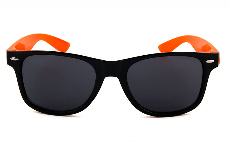 Sort wayfarer solbrille med orange stænger. Unisex design med UV 400 | wayfarer_solbriller-2