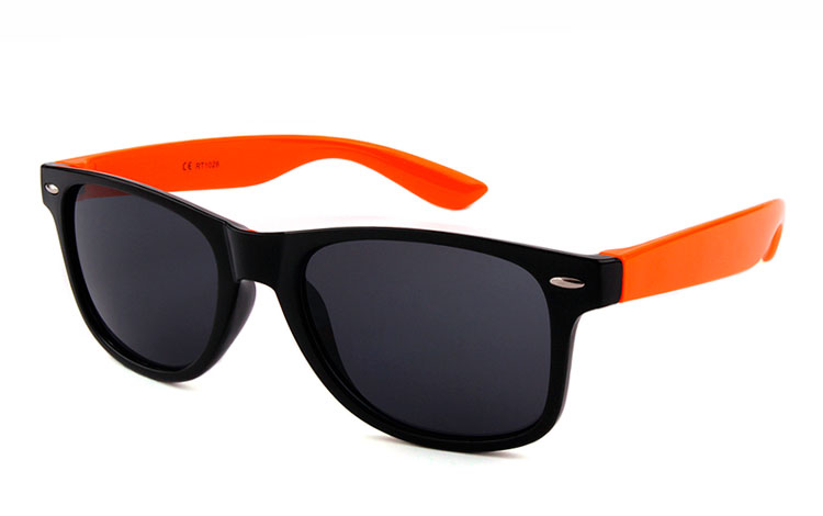 Sort wayfarer solbrille med orange stænger. Unisex design med UV 400 | 