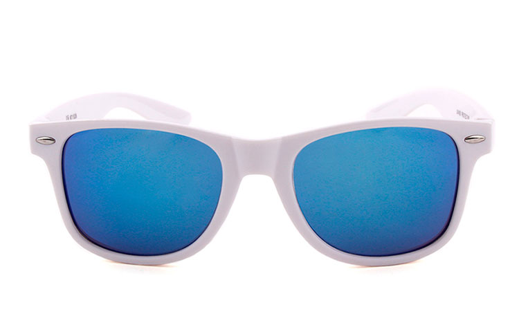 Hvid wayfarer solbrille med blålige spejlglas. Unisex model, kan bruges af både mænd og kvinder | -2
