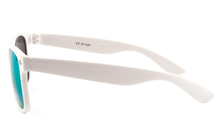 Hvid wayfarer solbrille med blålige spejlglas. Unisex model, kan bruges af både mænd og kvinder | -3