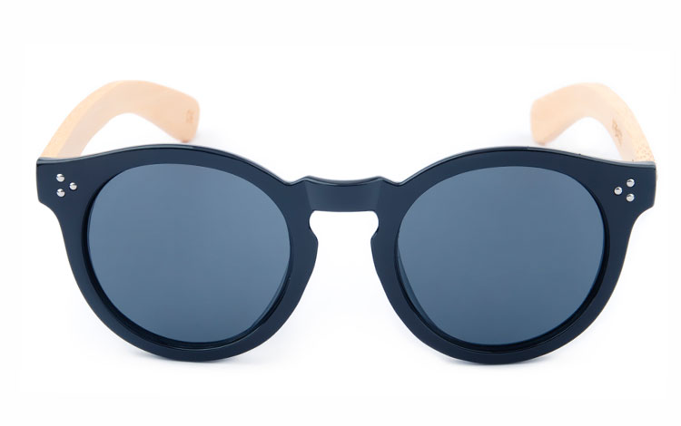 Smuk rund solbrille i sort stel med lyse bambus stÃ¦nger. Feminint design med UV400 | runde_solbriller-2