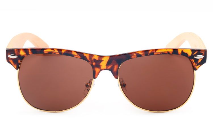 Clubmaster solbrille i med lyse bambus stænger. Stellet er i brunt skildpadde / leopard design med sølvfarvet metal. | clubmaster-2