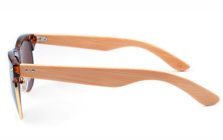 Clubmaster solbrille i med lyse bambus stænger. Stellet er i brunt skildpadde / leopard design med sølvfarvet metal. | clubmaster-3