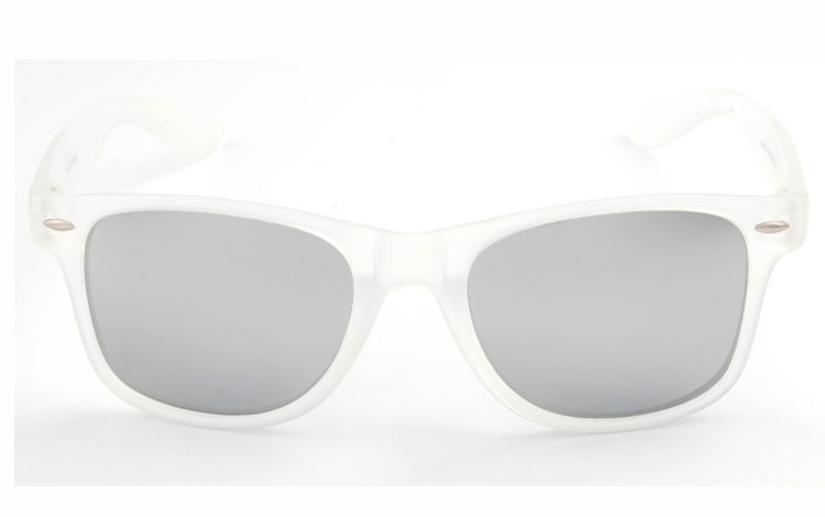 Wayfarer solbrille i mat halvgennemsigtig stel med sølvfarvet spejlglas | festival-solbriller-2