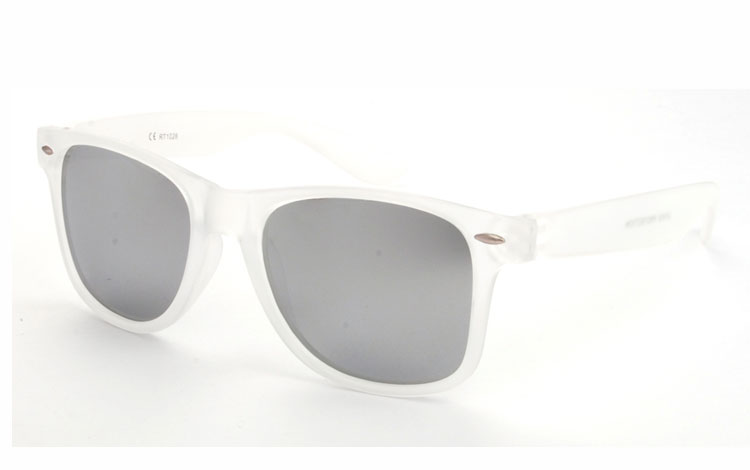 Wayfarer solbrille i mat halvgennemsigtig stel med sølvfarvet spejlglas | festival-solbriller