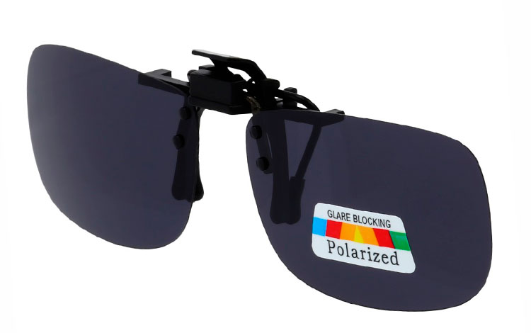 Clip-on solbriller i firkantet aflangt design med mørke polaroid glas | 