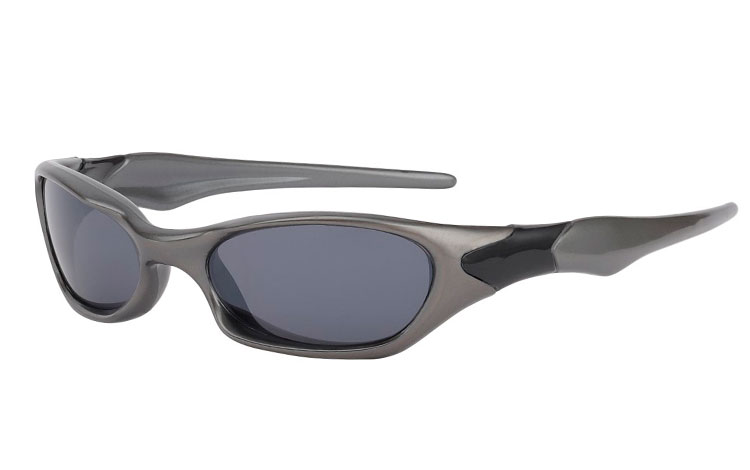 Sportbrille i mørkegråt design med sort detalje. UV400 beskyttelse. | billige_solbriller_tilbud
