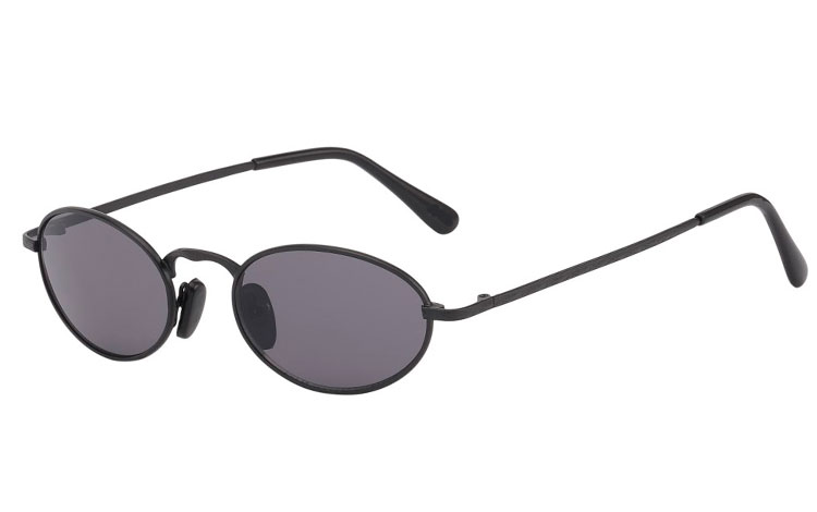 Ovel metal solbrille i mat sort stel. Denne solbrille ligner den flotte rayban oval solbrille. UV400 Beskyttelse. | solbriller_maend