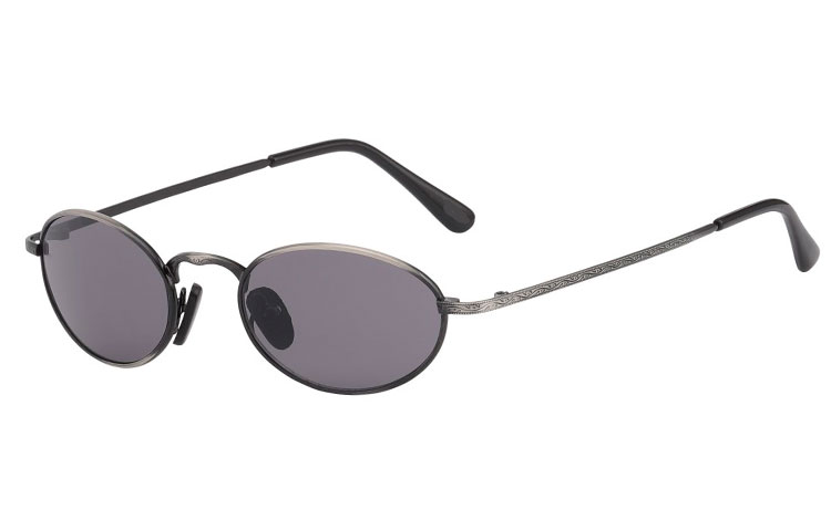 Oval metal solbrille i mørk gun metal stel. Denne solbrille ligner den flotte rayban oval solbrille. UV400 Beskyttelse. | billige-solbrille-nyheder