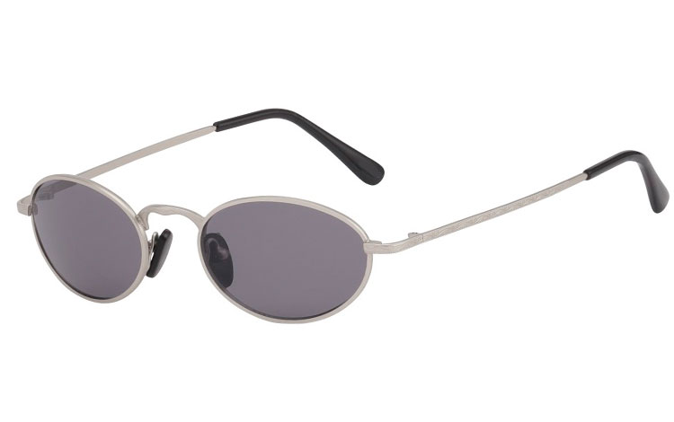 Oval metal solbrille i mat sølvfarvet stel. Denne solbrille ligner den flotte rayban oval solbrille. UV400 Beskyttelse | 