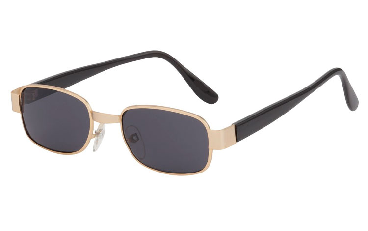 Firkantet solbrille i guldfarvet metal stel med sorte stÃ¦nger og med mÃ¸rkt glas | billige-solbrille-nyheder