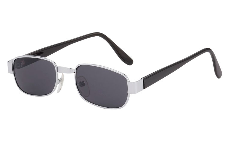 Firkantet solbrille i sølvfarvet metal stel med sorte stænger og grå-blå glas. Klassisk og moderigtigt design UV400 beskyttelse. | enkelt-klassisk-design