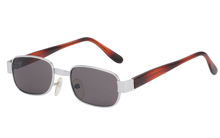 Firkantet solbrille i "sølvfarvet metal stel med rødbrune stænger og grå-blå linser. Klassisk og moderigtigt design UV400 beskyttelse. BESTIL DEM NU! | firkantet-solbriller