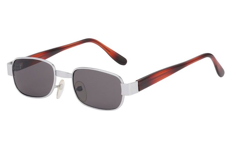 Firkantet solbrille i "sÃ¸lvfarvet metal stel med rÃ¸dbrune stÃ¦nger og grÃ¥-blÃ¥ linser. Klassisk og moderigtigt design UV400 beskyttelse. BESTIL DEM NU! | 