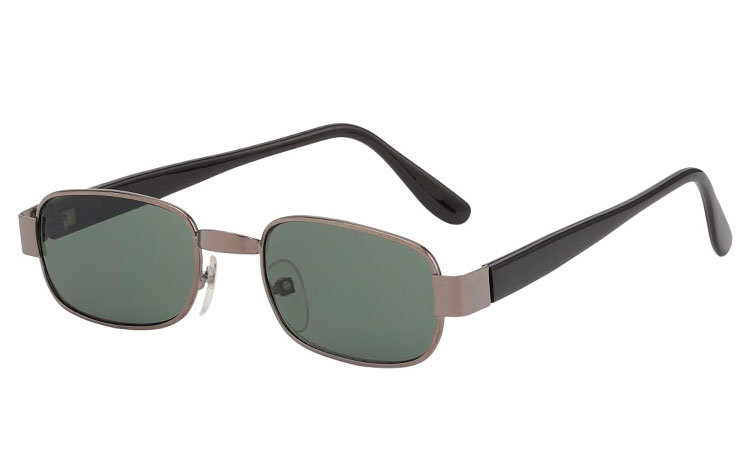 Firkantet solbrille i "mÃ¸rksÃ¸lv" / Gun metal stel med sorte stÃ¦nger og grÃ¸nlige linser. | billige-solbrille-nyheder