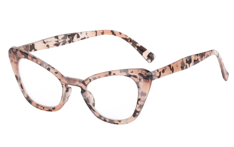 Fræk brille med klart glas uden styrke i svag fersken-farvet skildpadde/leopard mønster. Brillen er i moderne cat-eye design.  | retro_vintage_solbriller