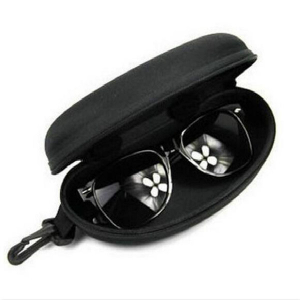 Sort brilleetui / hardcase til solbriller og briller. God hÃ¥rd kvalitet med lynlÃ¥s, som beskytter rigtig godt.HÃ¸jde 6.3Dybde 8.5LÃ¦ngde 18 | 