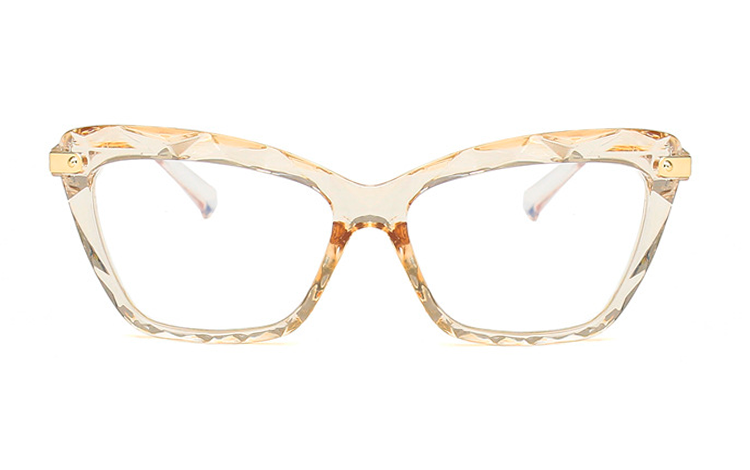  Brillens stel er i feminit design med vintage inspireret mÃ¸nstret og indgraveret glas. Samtidig med det feminine udtryk, har brillen ogsÃ¥ en rÃ¥ kant med det kantede mÃ¸nster. | klar_glas_briller-2