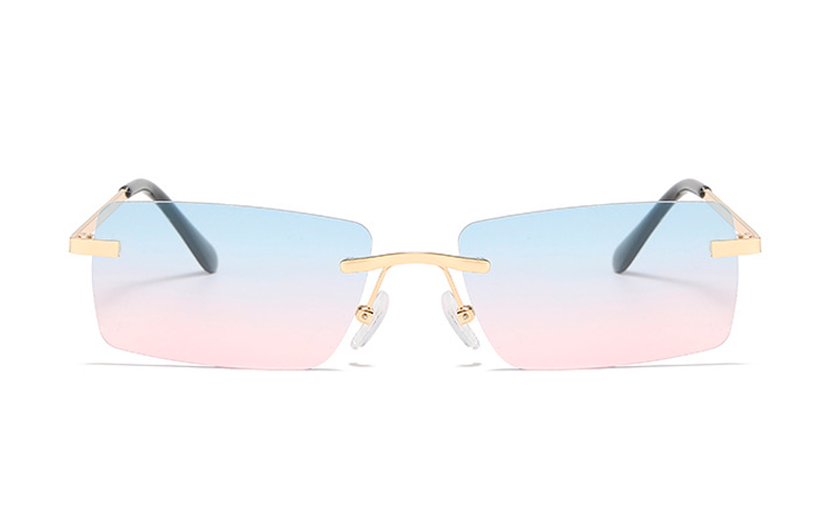  Glassene er changerende blå-lyserød med blå øverst som ender ned i lyserød nederst. Guldfarvet stænger. | firkantet-solbriller-2