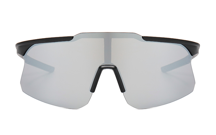 Fræk sportssolbrille.  Mat sort stel med sorte stænger med sorte gummi ender på stængerne og sort næsestøtte.Glasset som er i ét stykke, i i flot sølvfarvet spejlglas. | oversize_store_solbriller-2