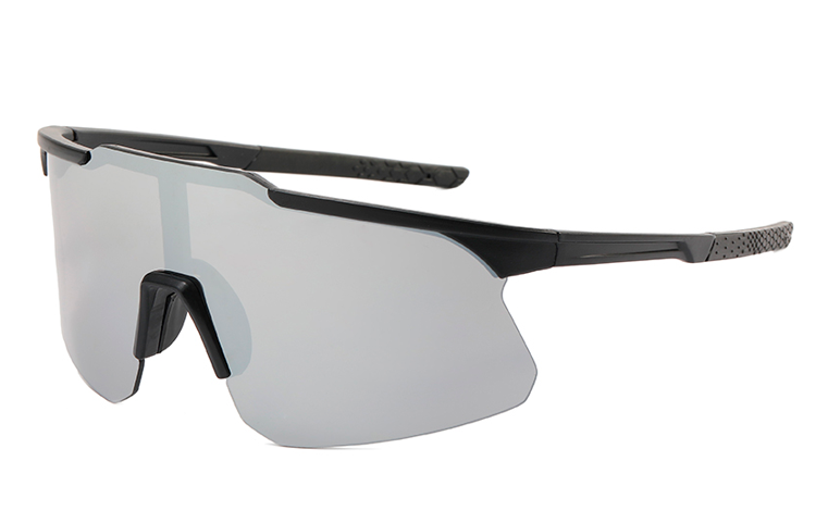 Fræk sportssolbrille.  Mat sort stel med sorte stænger med sorte gummi ender på stængerne og sort næsestøtte.Glasset som er i ét stykke, i i flot sølvfarvet spejlglas. | oversize_store_solbriller