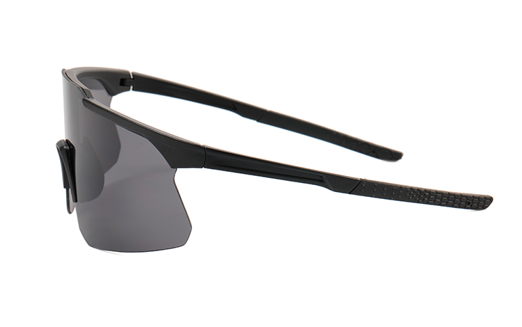 FASHION / SPORTS SOLBRILLE.  Mat sort stel med sorte stænger med sorte gummi ender på stængerne og sort næsestøtte.Glasset som er i ét stykke, i klassisk mørk sort. | oversize_store_solbriller-2