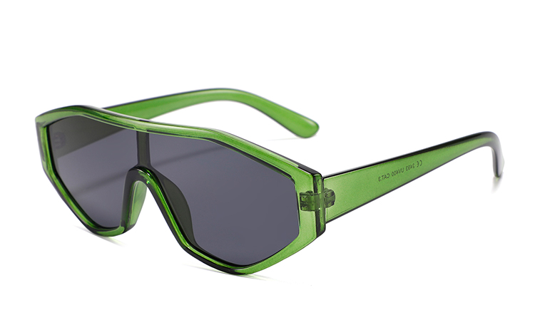 GrÃ¸n rÃ¥ kantet solbrille i kraftigt design. FrÃ¦k moderne solbrille til den modebevidste. Solbrillen er et unisex design og kan bruges af alle | solbriller_kvinder